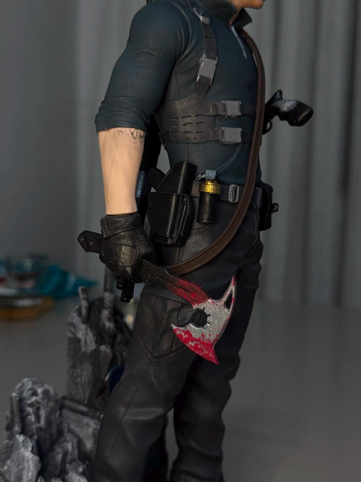 Leon S Kennedy Figure, Resin Statue, Hand Painted, 30 cm (11.8 in)